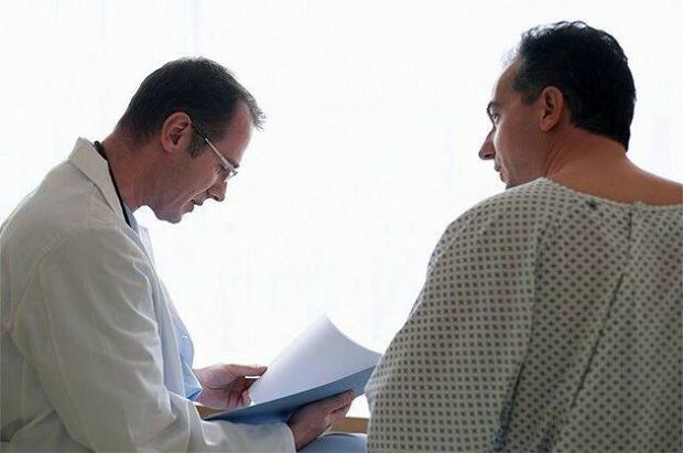 ārsts izraksta pacientam zāles pret prostatītu